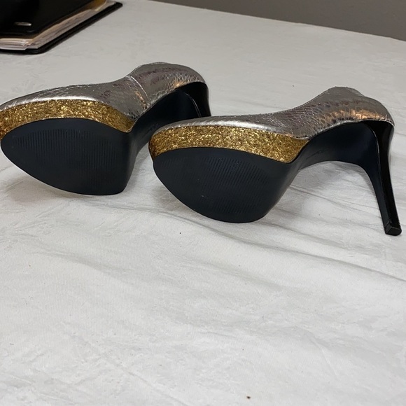 BCBG Generation Silver and Gold Heels Size 7 - Picture 6 of 7